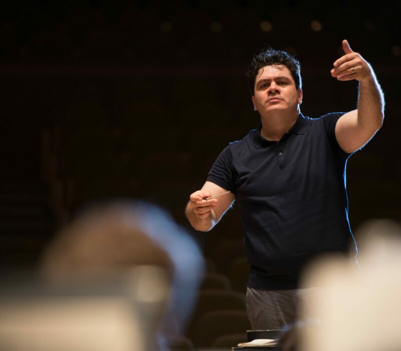 Cristian Măcelaru conducting