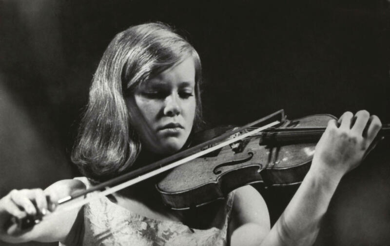 THROWBACK THURSDAY | Dutch Prodigy Emmy Verhey Performs Paganini Violin Concerto No. 4 - image attachment